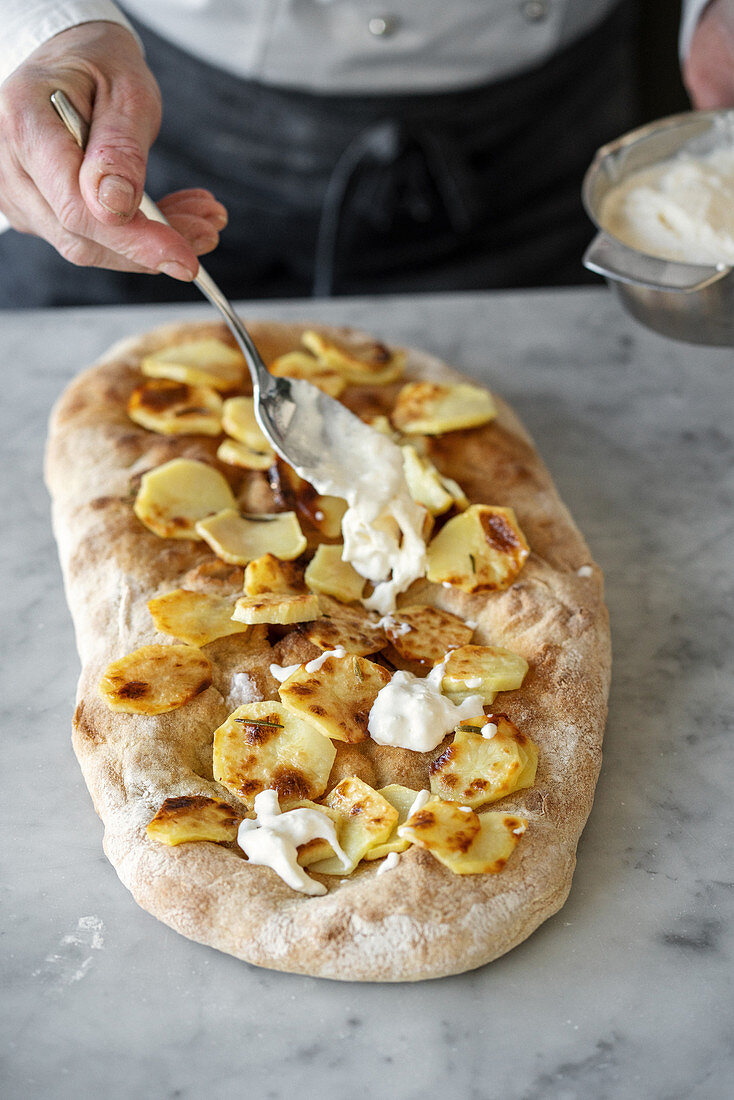 Rustikale Pizza mit Kartoffeln, Rosmarin und Lardo