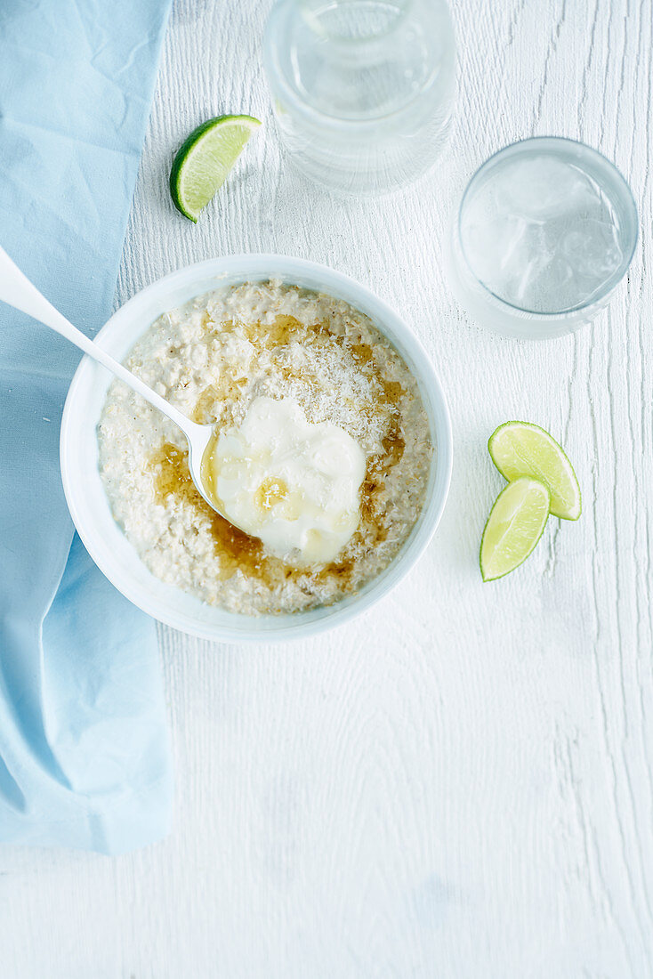 Einfaches Porridge mit Honig, Joghurt und Kokosraspeln