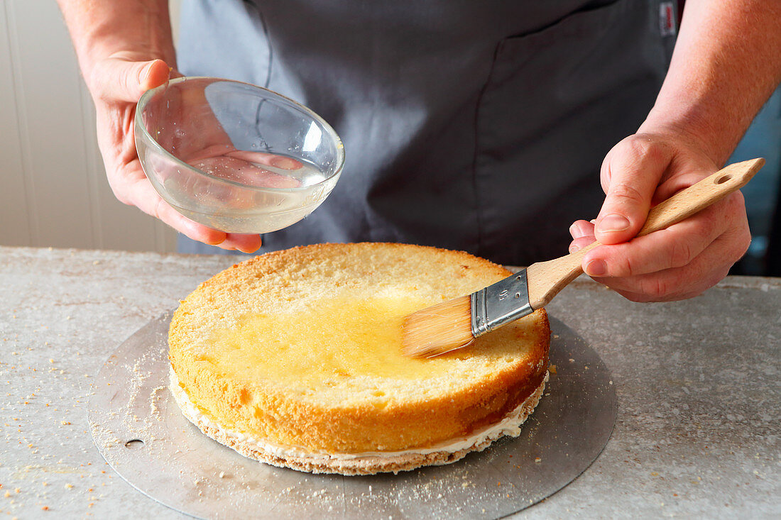 Zuger Kirschtorte zubereiten: Biskuitboden tränken