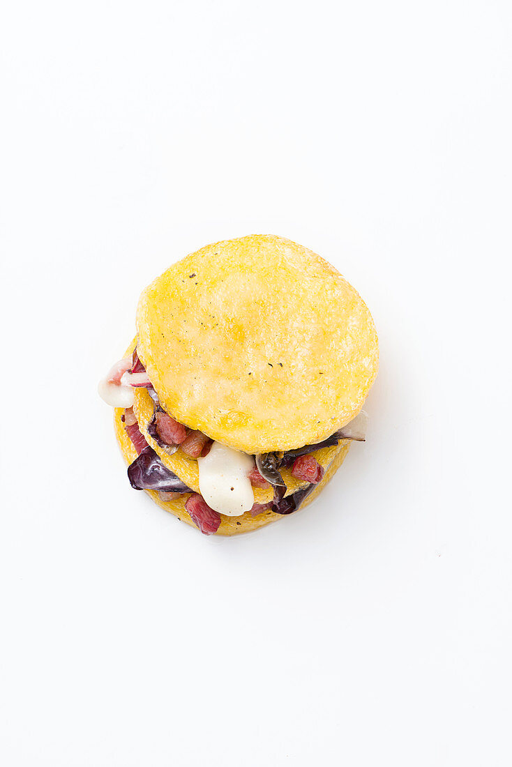 Polenta-Millefeuille mit Radicchio, Taleggio und Speck