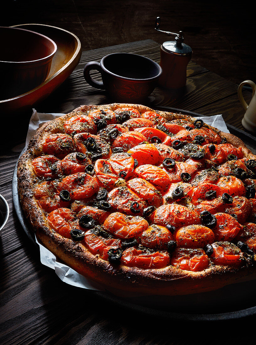 Tomatenpizza mit Oliven