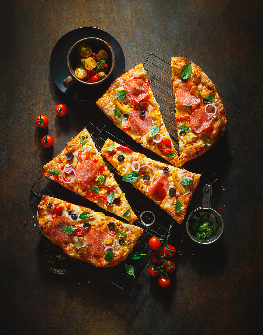 Pizza mit Salami, Tomaten und Oliven