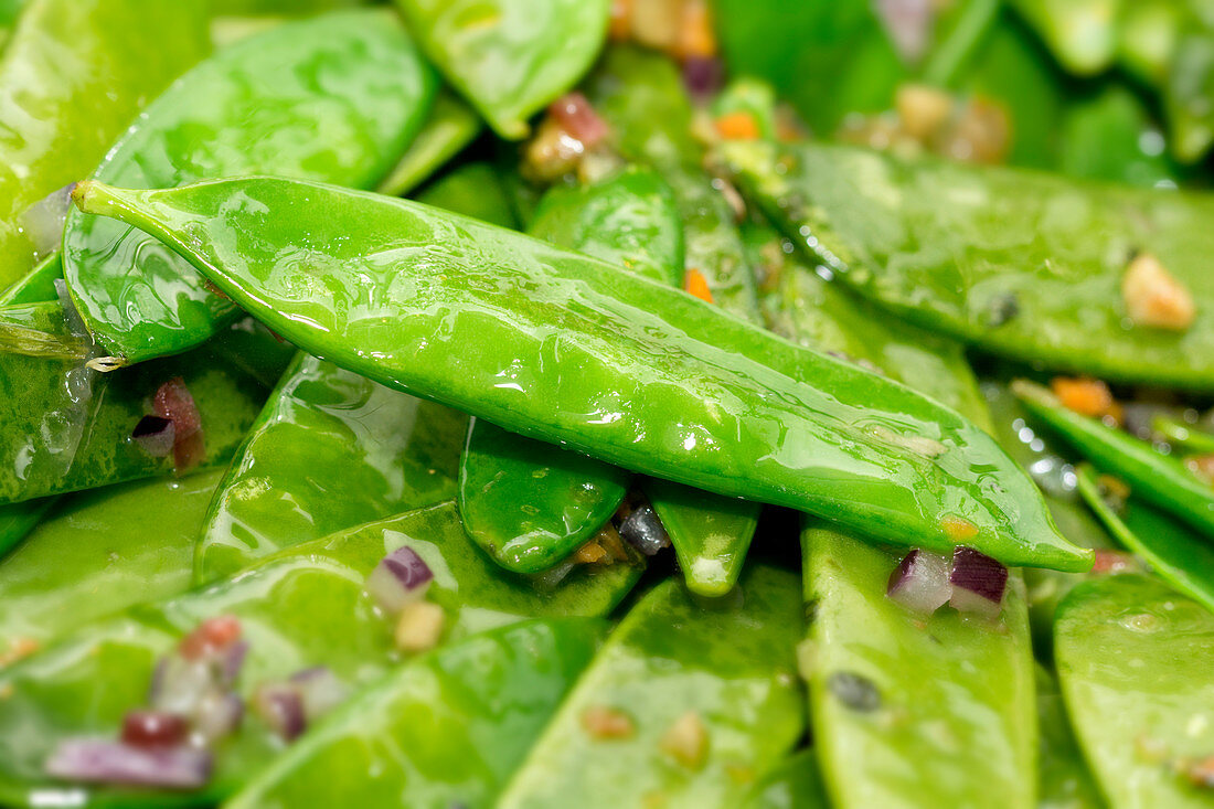 Mange tout with an onion dressing