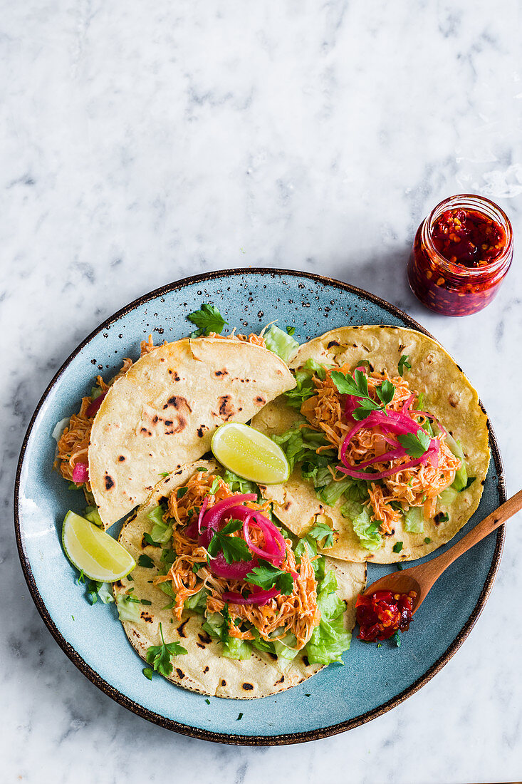 Tinga Tacos (mit Huhn und Zwiebeln) mit Chilisauce