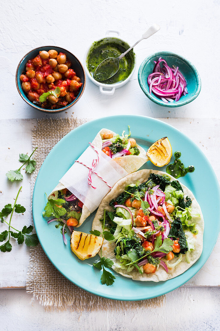 Vegane Wraps mit Kichererbsen, Grünkohl, Salat, eingelegten roten Zwiebeln und Grünkohlpesto