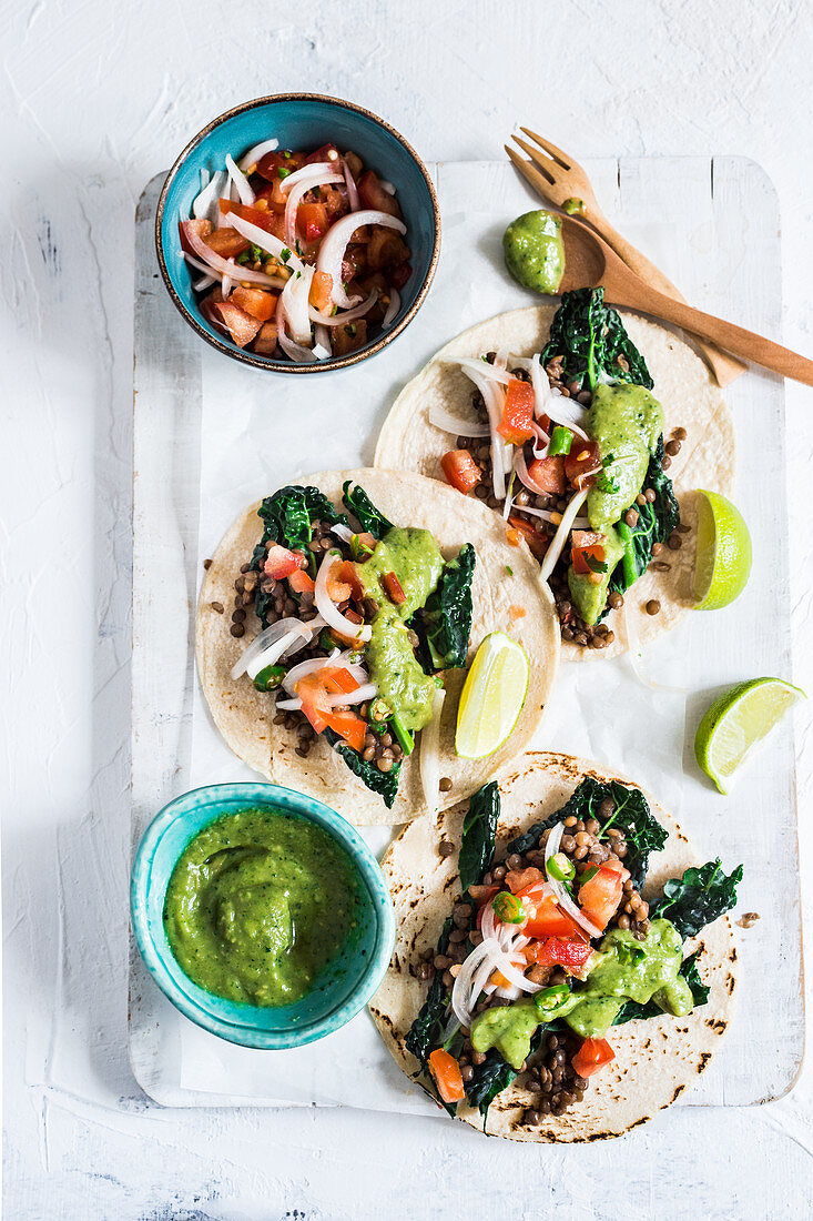 Vegane Tacos mit Schwarzkohl, Linsen, Pico de Gallo und Guacamole