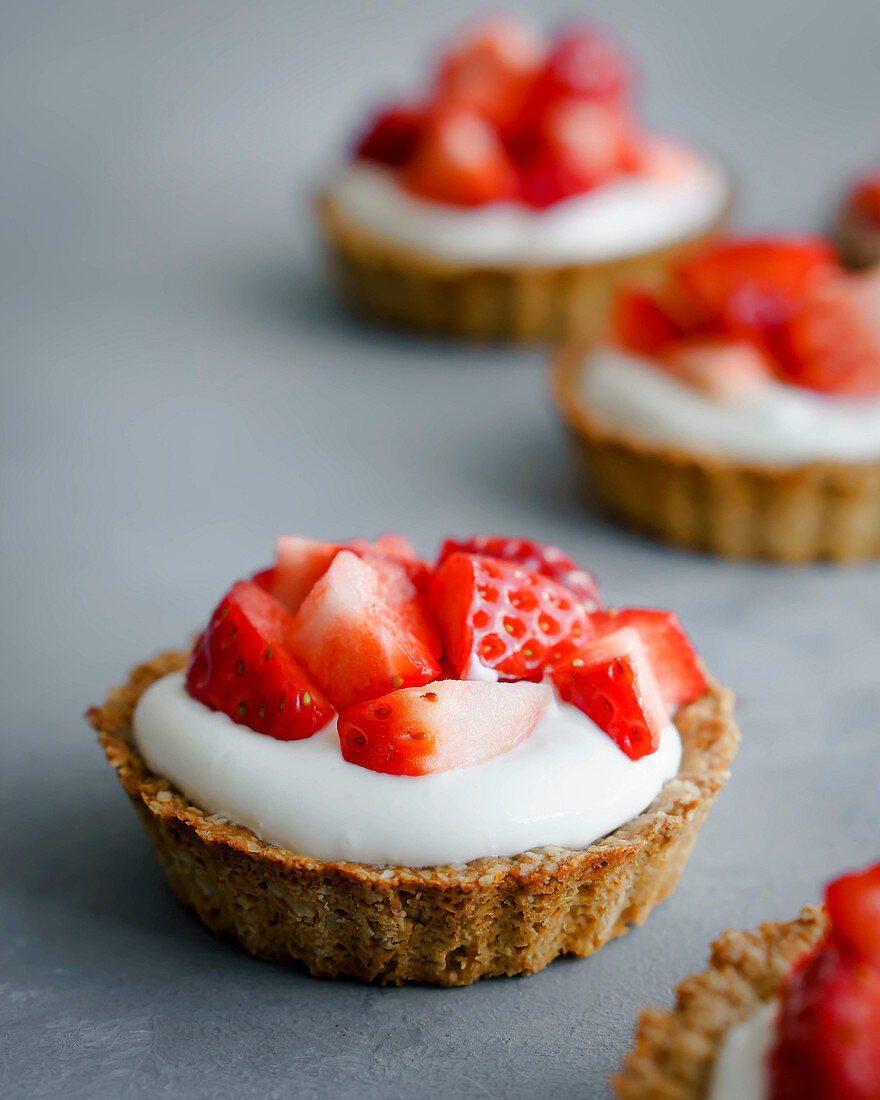Muesli tartlets with a yoghurt filling and strawberries