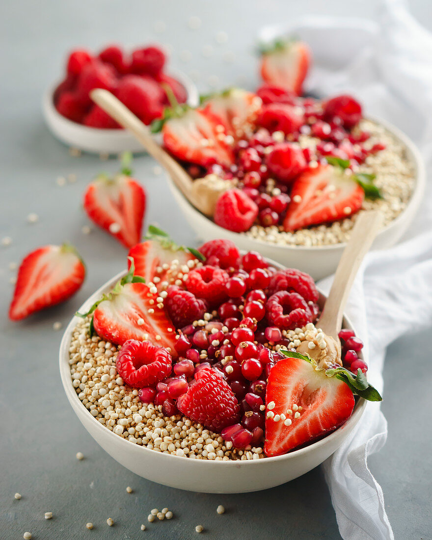 Porridge-Bowl mit Beeren, Granatapfelkernen und gepufftem Quinoa