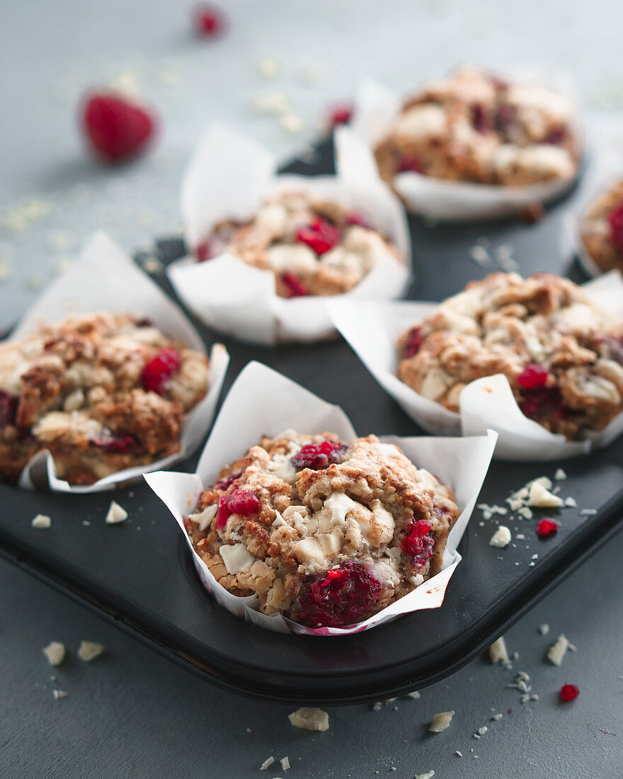 Muffins mit weisser Schokolade und Himbeeren