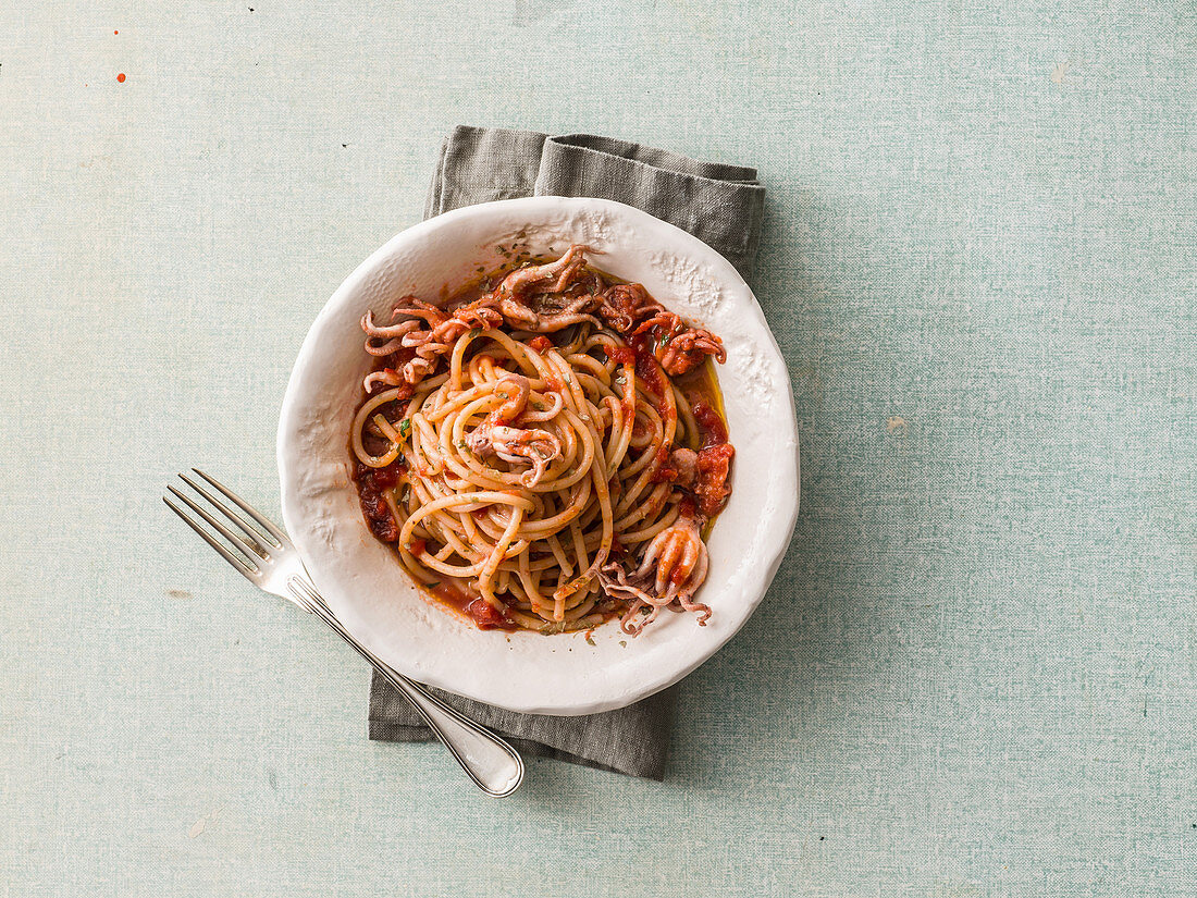 Spaghetti mit scharfer Tintenfisch-Sauce