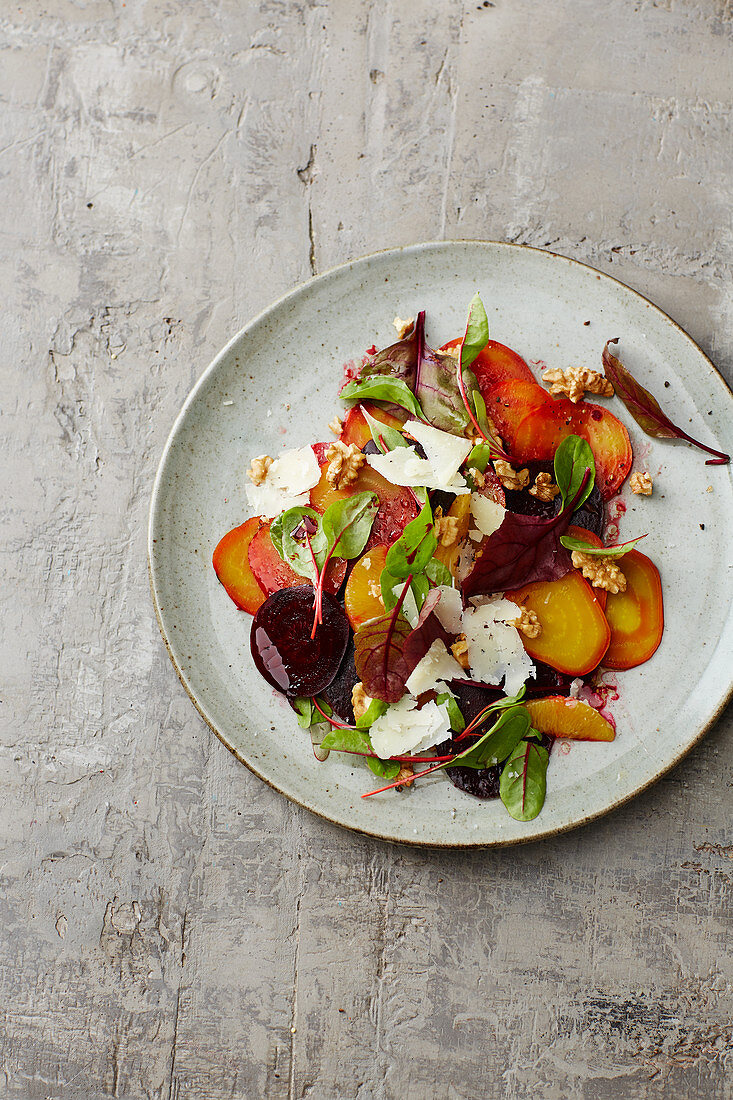 Bunter Betesalat mit Ziegenkäse und Walnüssen