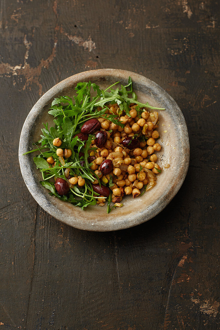 Kichererbsen mit Rucola und Oliven