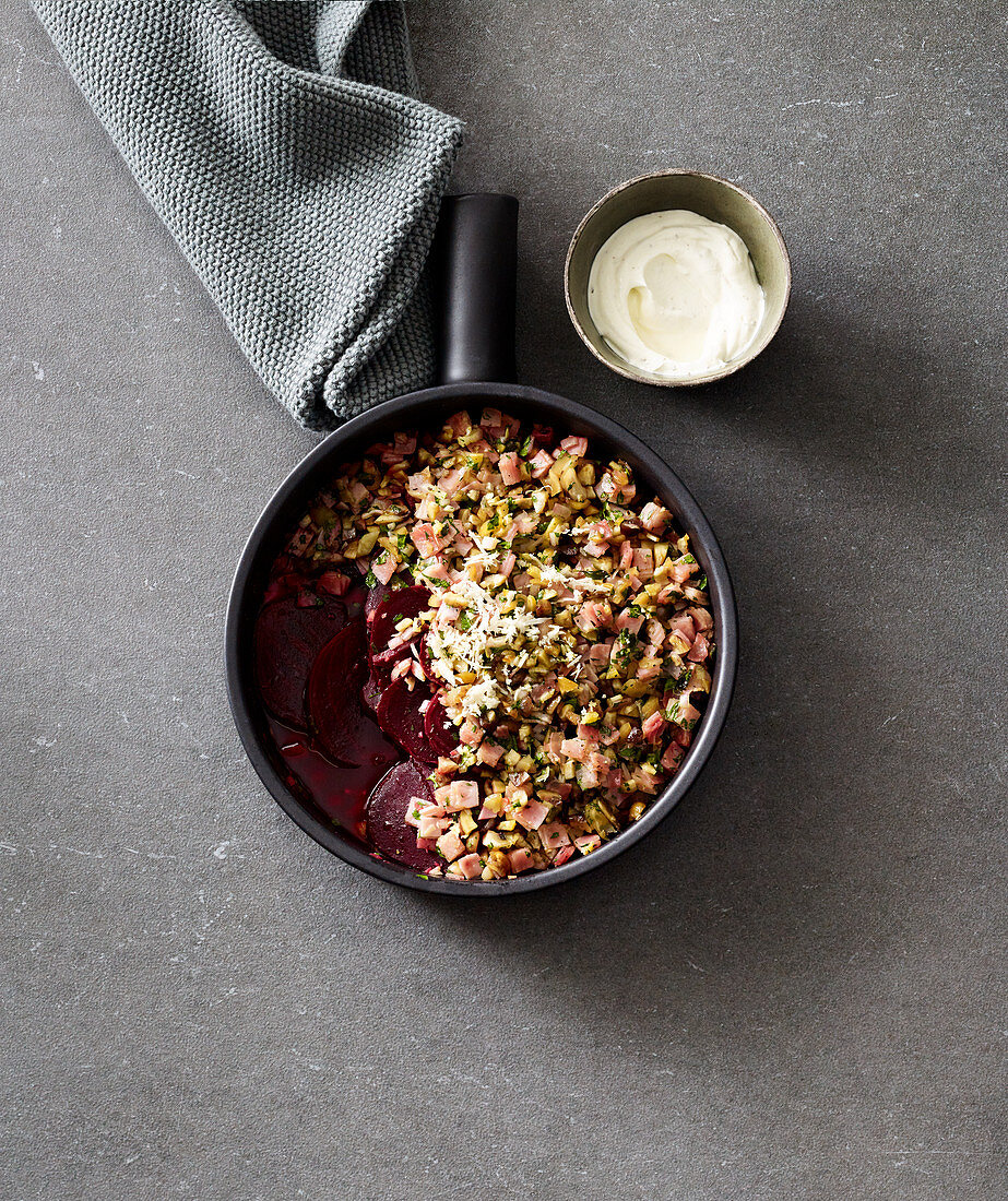 Rote-Bete-Gratin mit Schinken-Topping