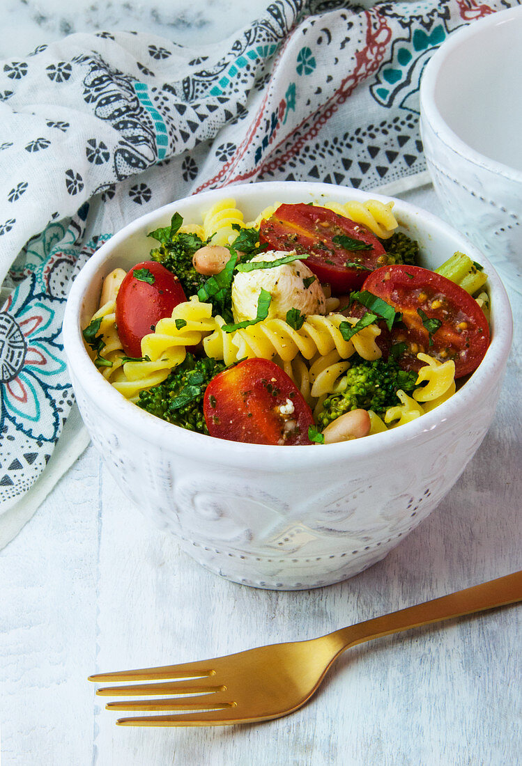 Vegetarischer Nudelsalat mit Pesto, Mozzarella, Brokkoli und Tomaten