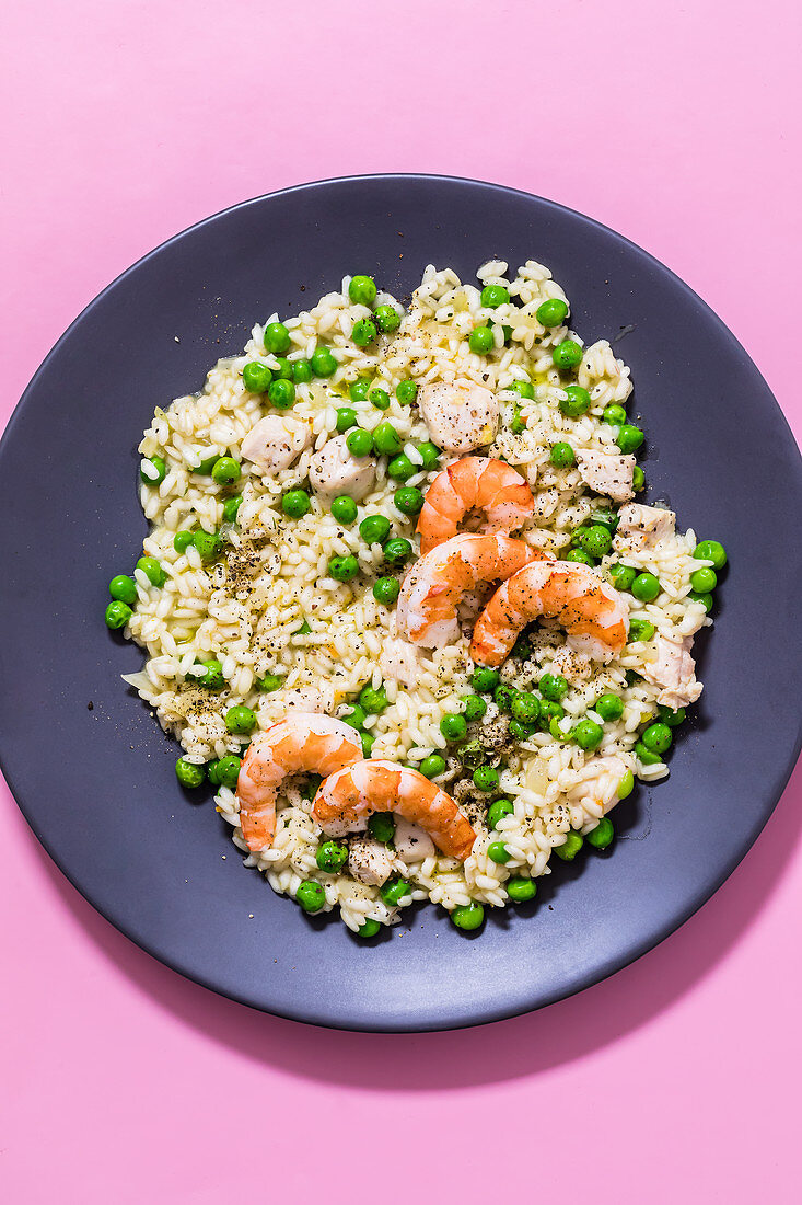 Risotto mit Garnelen, Hühnchen und Erbsen