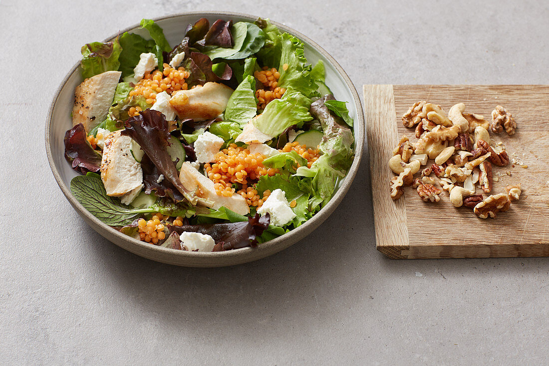 Basis-Salat mit Schafskäse, roten Linsen und Nüssen