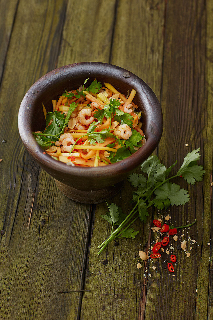 Spicy papaya salad with shrimps