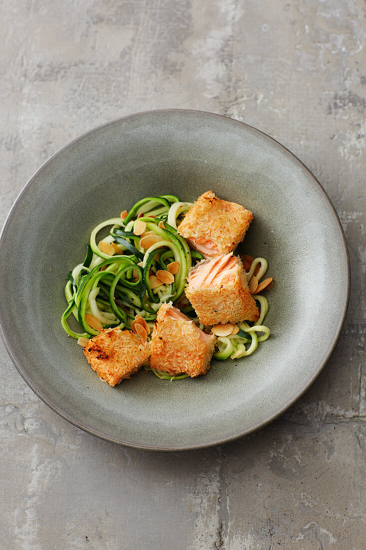 Lachs mit Zucchini-Spirelli