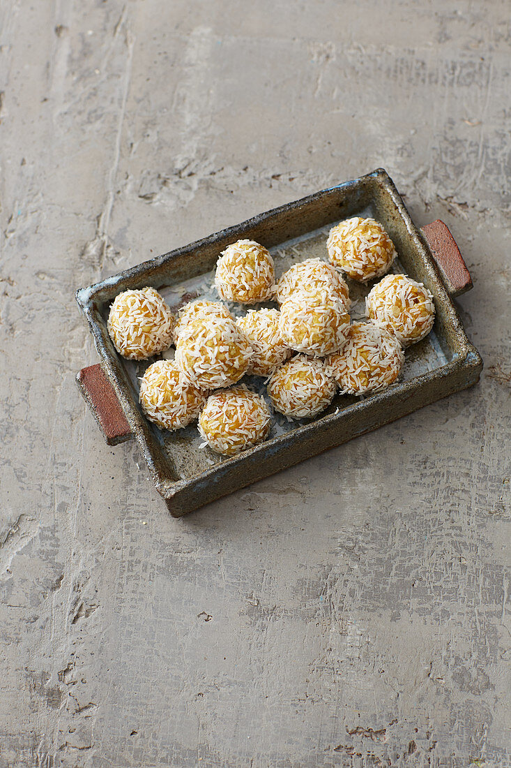 Apricot pralines with grated coconut