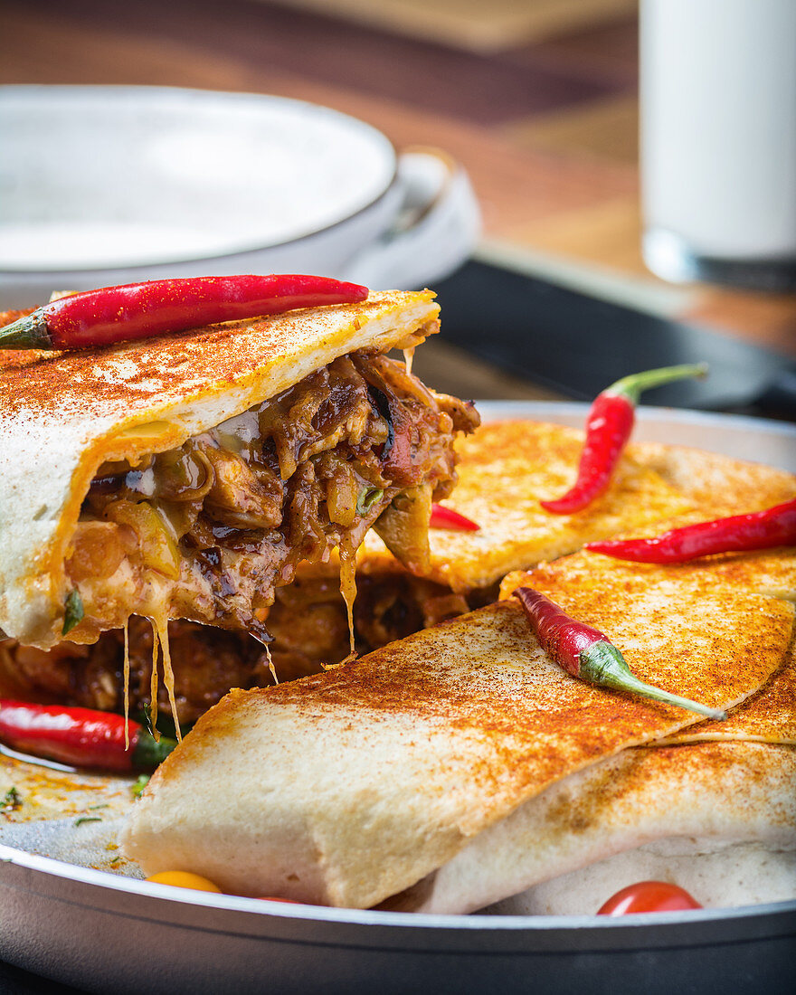 Mexikanische Fajitas mit gegrilltem Rindfleisch und roten Chilis