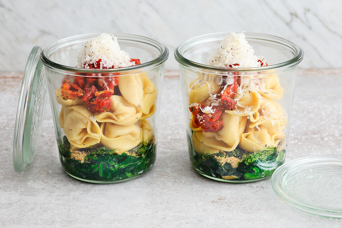 Tortellini-Suppe mit Spinat und getrockneten Tomaten