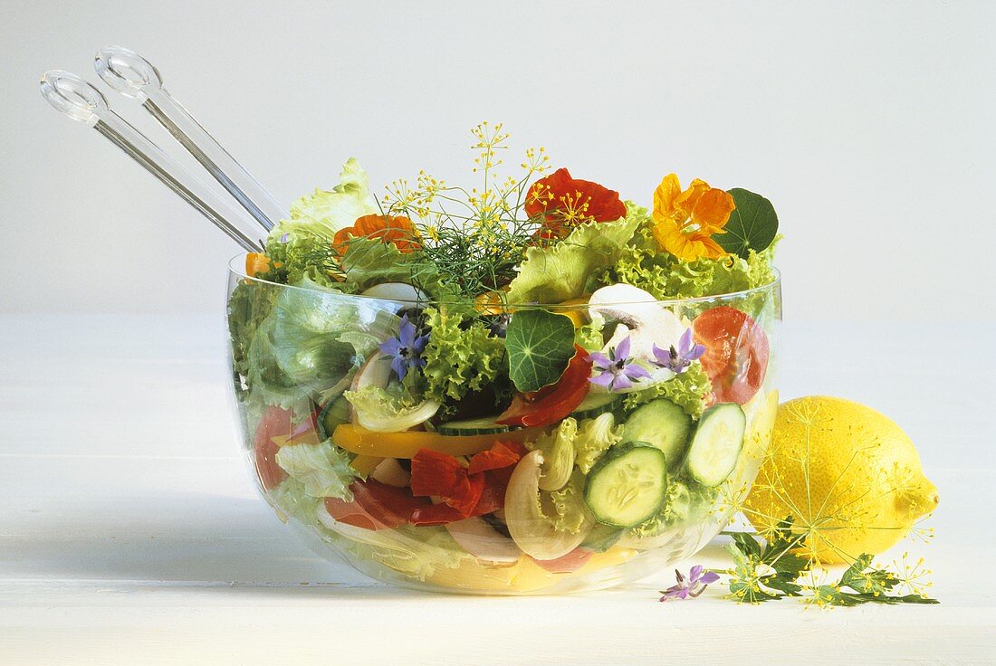 Gemischter Salat mit Gemüse, Borretsch- & Brunnekresseblüten
