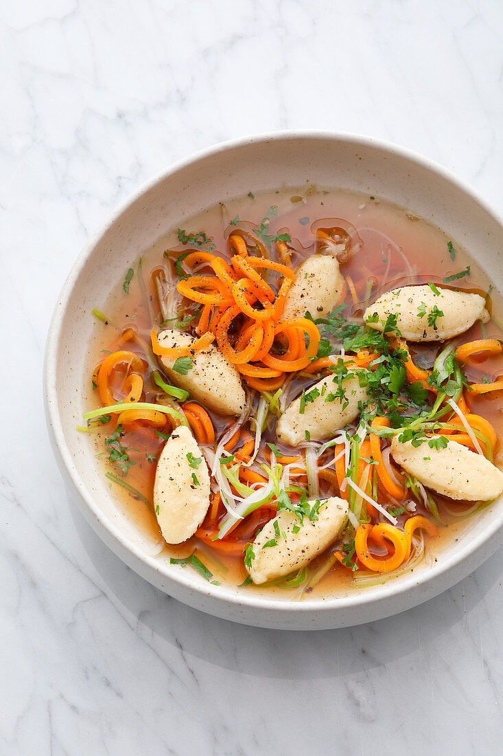 Gemüsesuppe mit Grießnocken