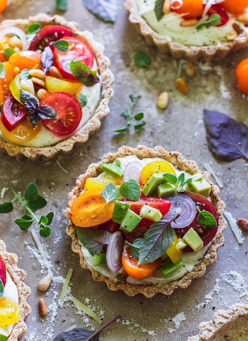 Mini-Heirloom-Tomatentörtchen mit Ricotta