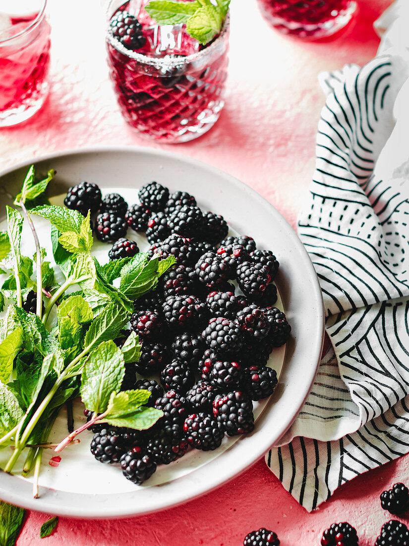 Brombeeren, Minzblätter und Brombeer-Bourbon-Smash