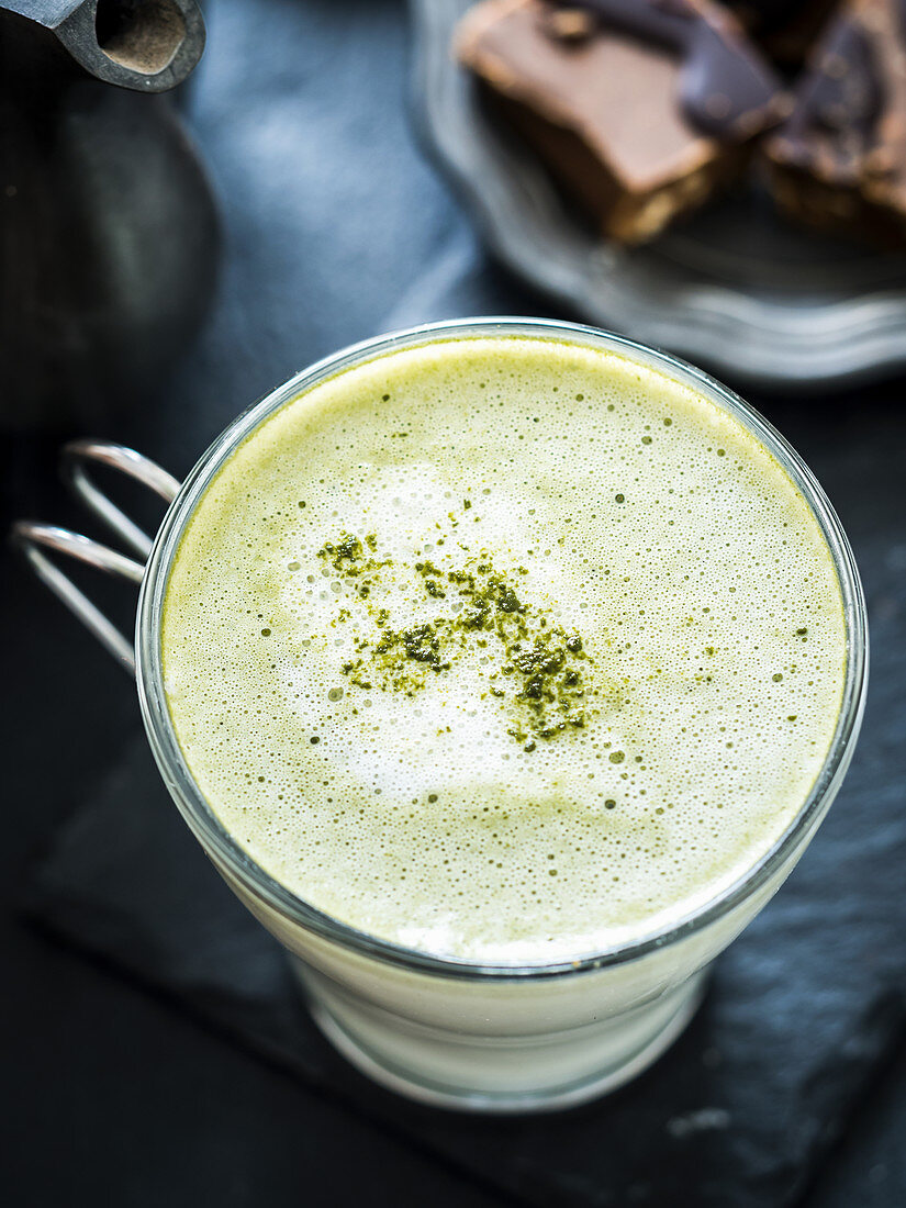 Matcha latte mit Kokosmilch