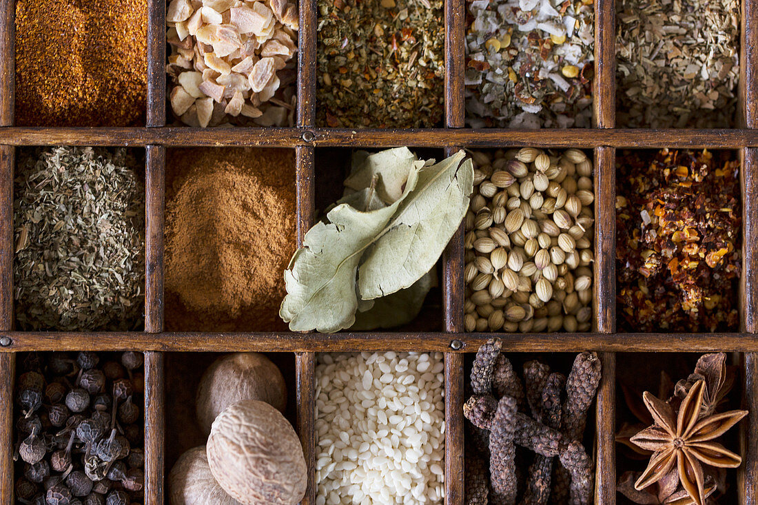A box with anise, nutmeg, sesame, coriander, lime leaves, garlic and pepper