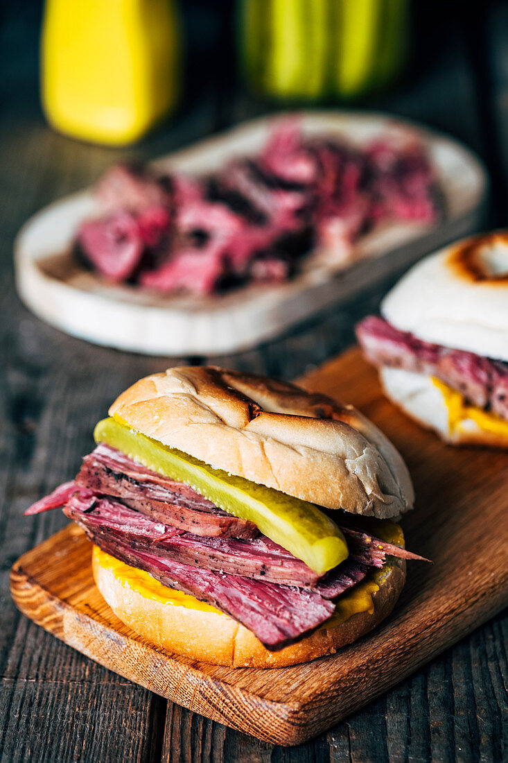 Sandwich mit Beef Brisket, Essiggurken und Senf (USA)