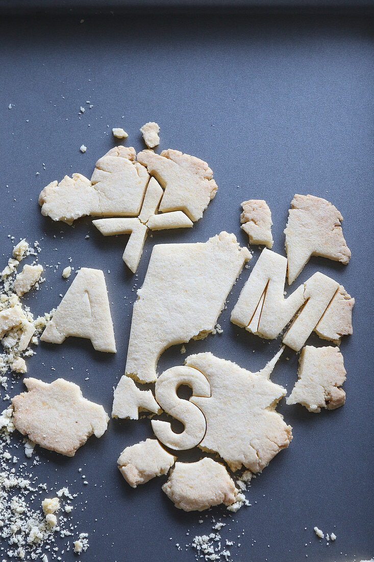 Glutenfreie Buchstabenkekse aus Mürbteig mit Krümeln (weihnachtlich)