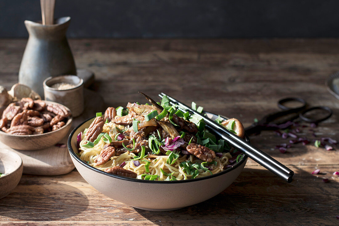 Miso-Nudeln mit Auberginen und Pilzen (China)