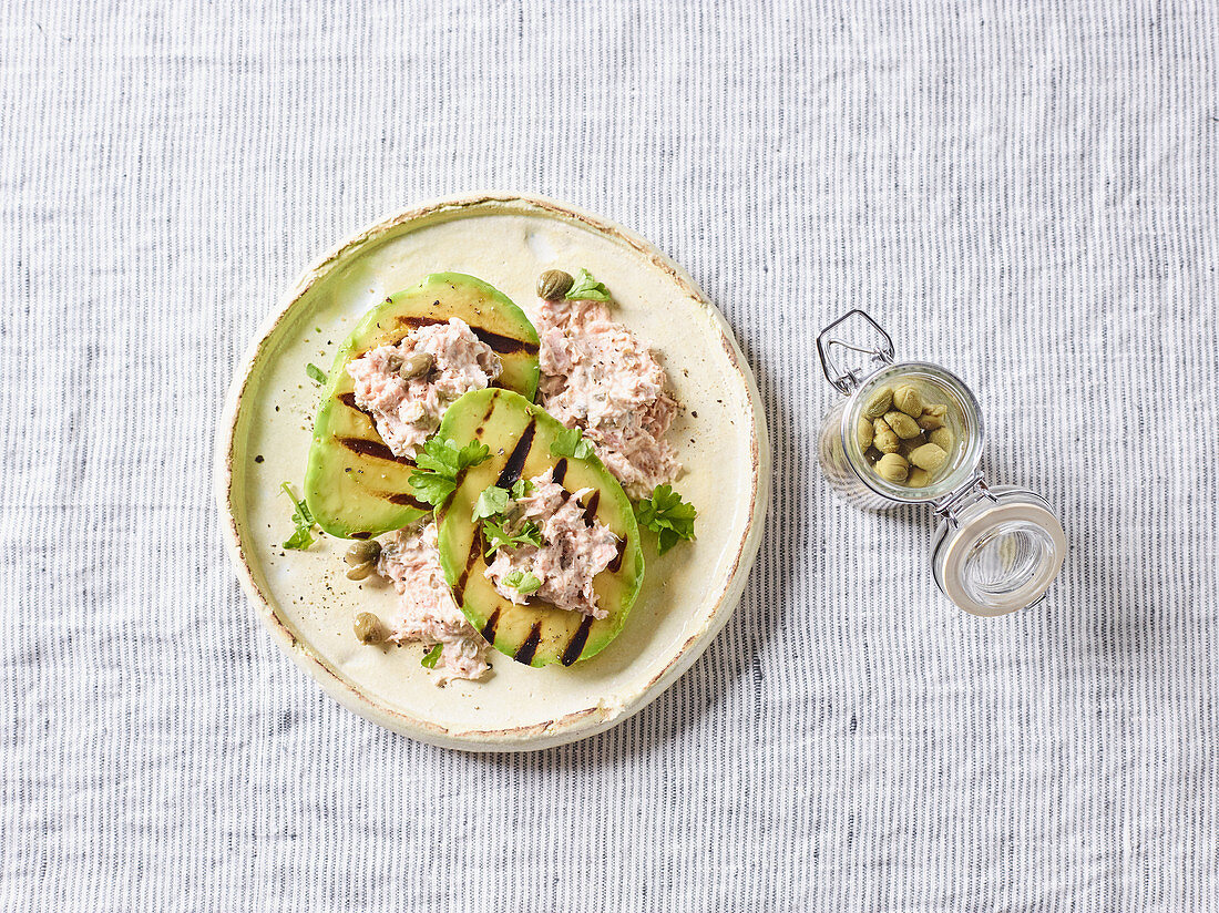 Gegrillte Avocado mit Thunfisch