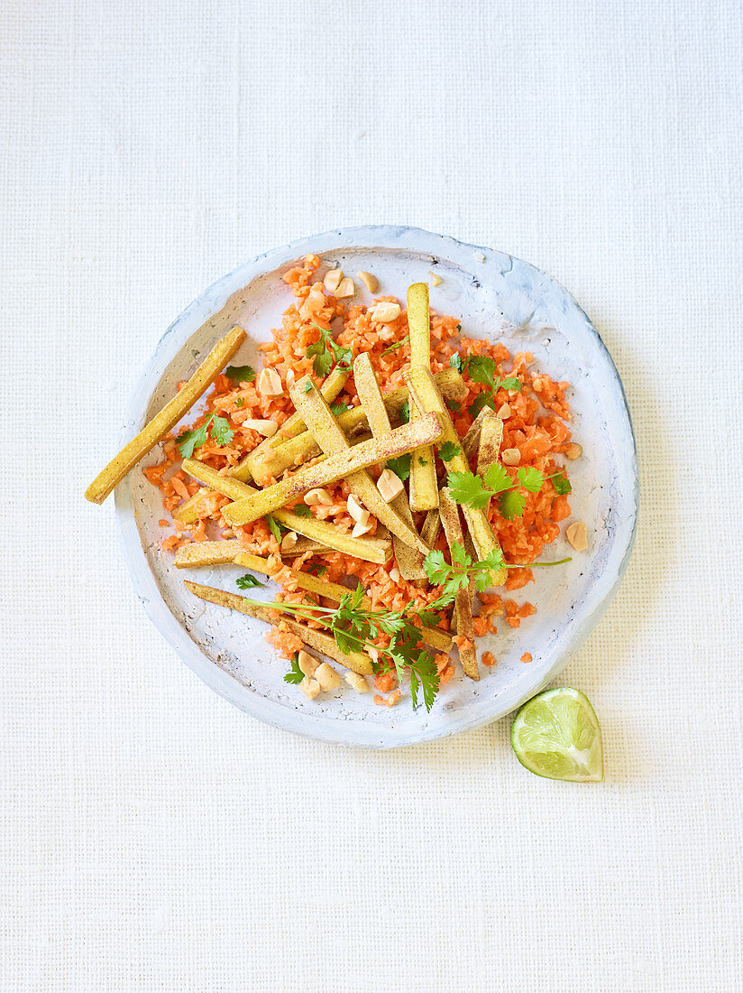 Gebratener Tofu auf Möhren-Erdnuss-Salat