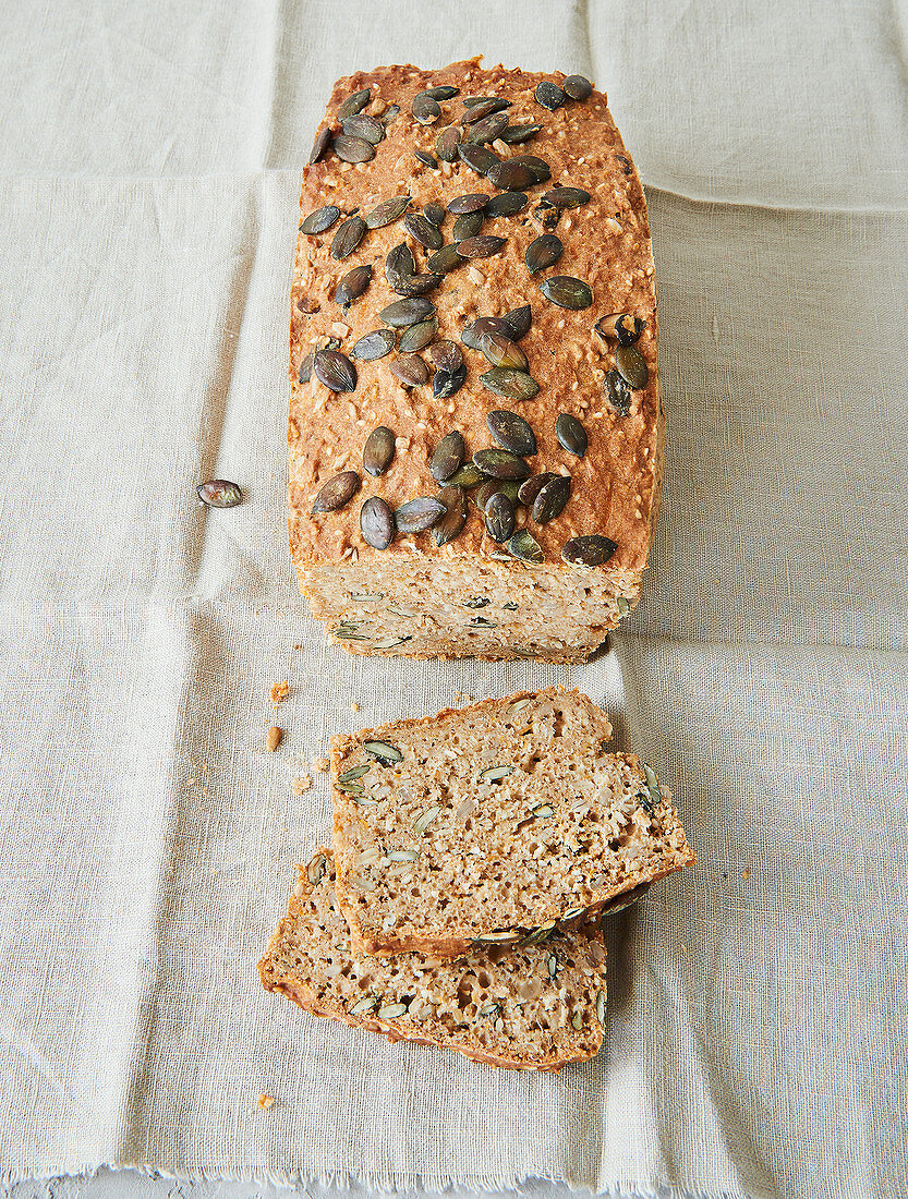 Haferflockenbrot mit Möhren und Kürbiskernen