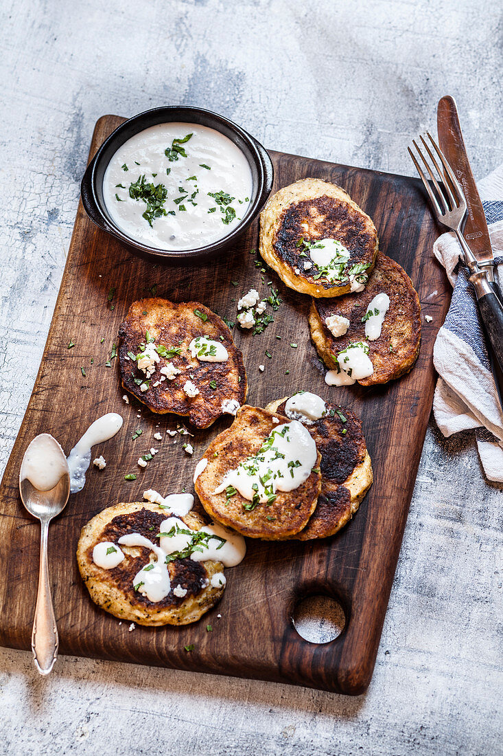 Kolokithokeftedes (Zucchinipuffer, Griechenland) mit Feta-Joghurtdip