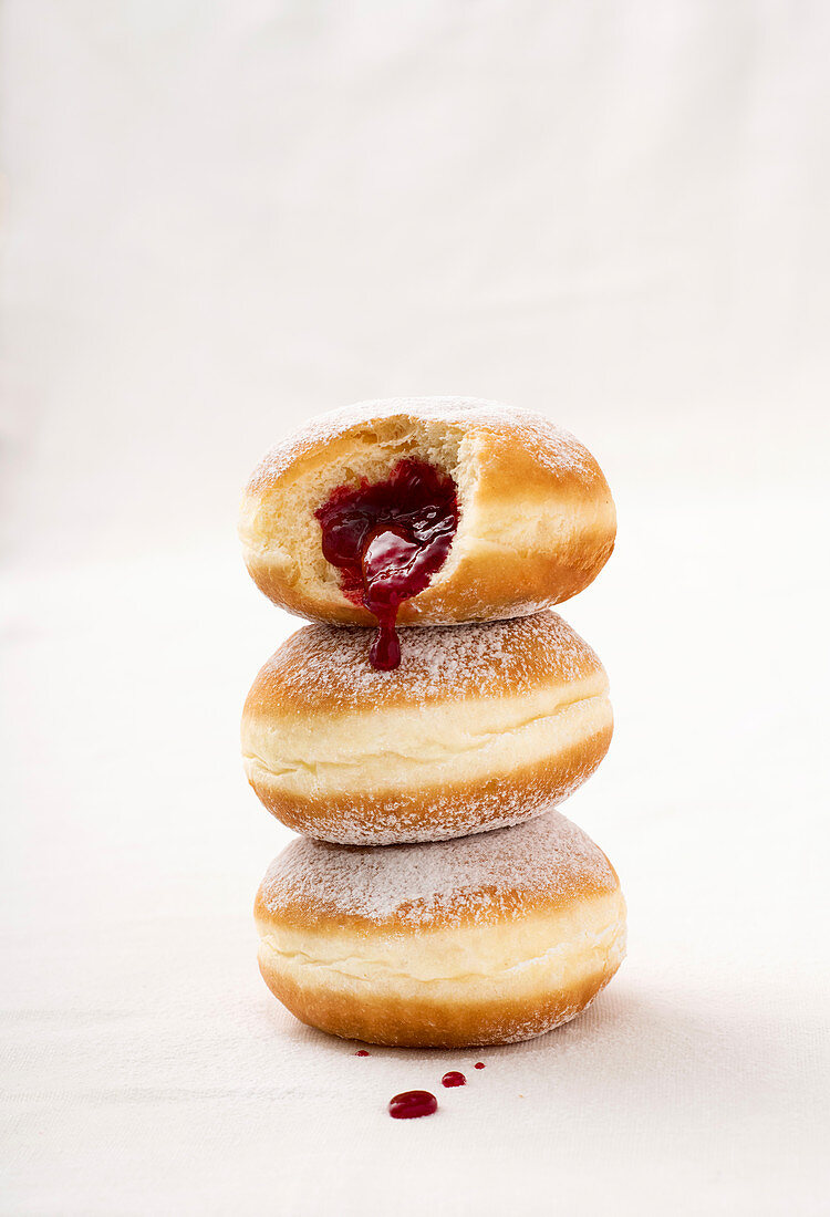 Krapfen mit roter Marmelade