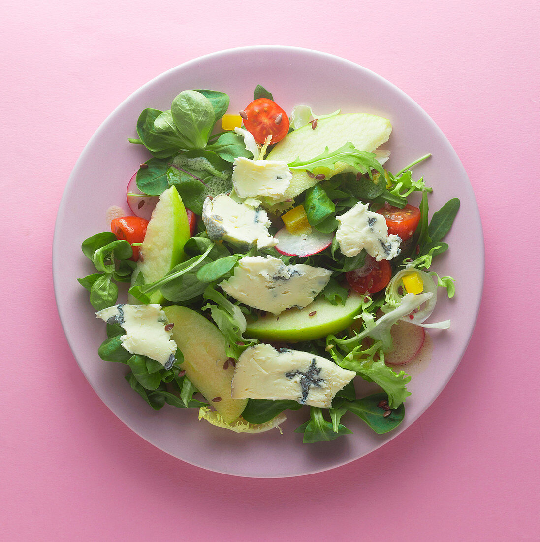 Mixed leaf salad with blue cheese and apple