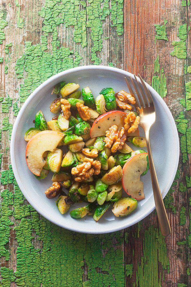 Lukewarm brussels sprout salad with apple and caramelized walnuts