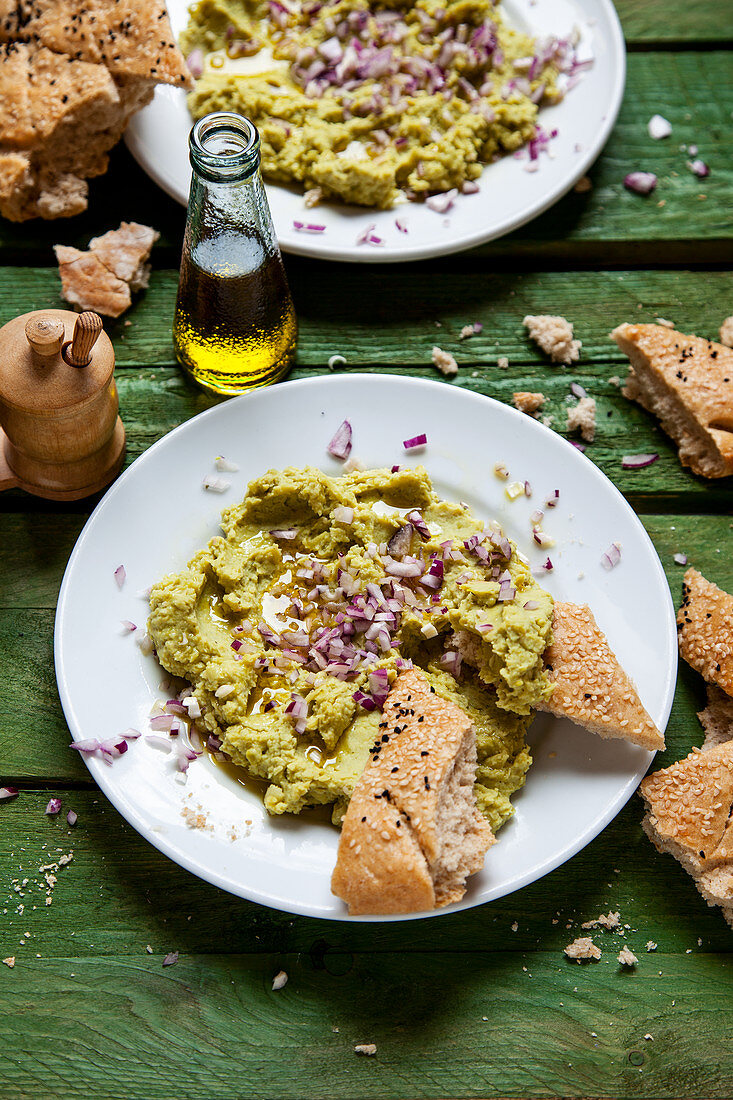 Creme aus Saubohnen mit roten Zwiebeln und Fladenbrot