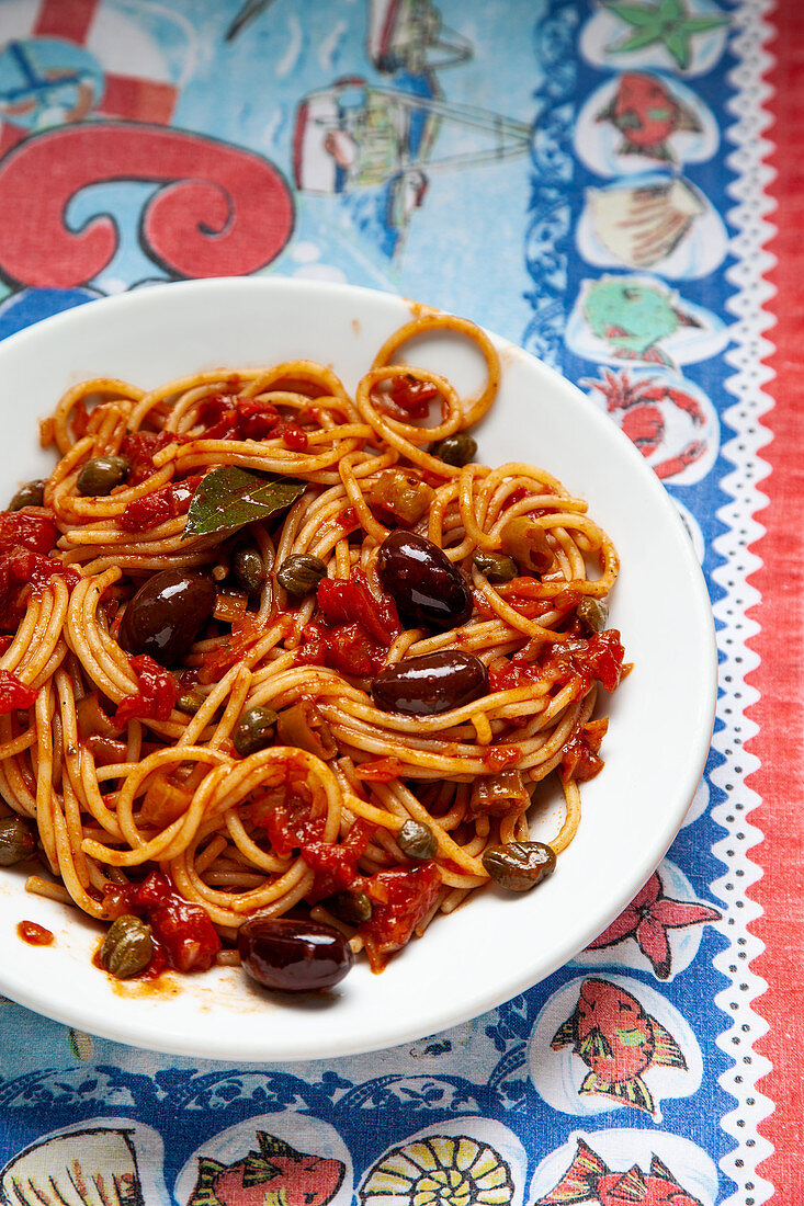 Spaghetti mit Tomatensauce, Kapern und schwarzen Oliven