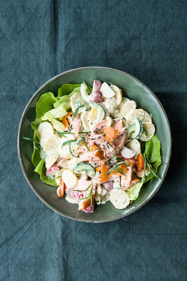 Kartoffel-Gurken-Salat mit Stremellachs