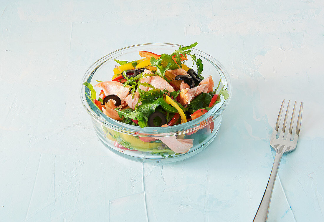 Quick pepper salad with smoked salmon and olives