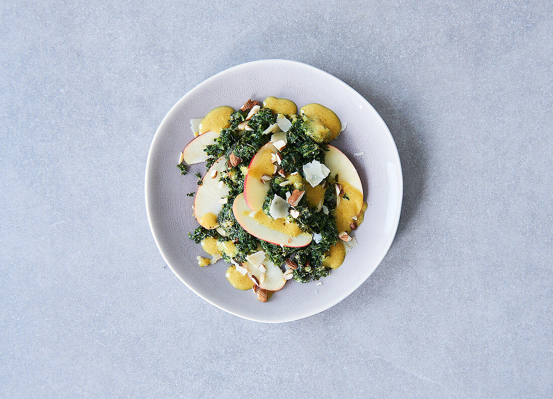 Winterlicher Grünkohlsalat mit Äpfeln und Mandeln