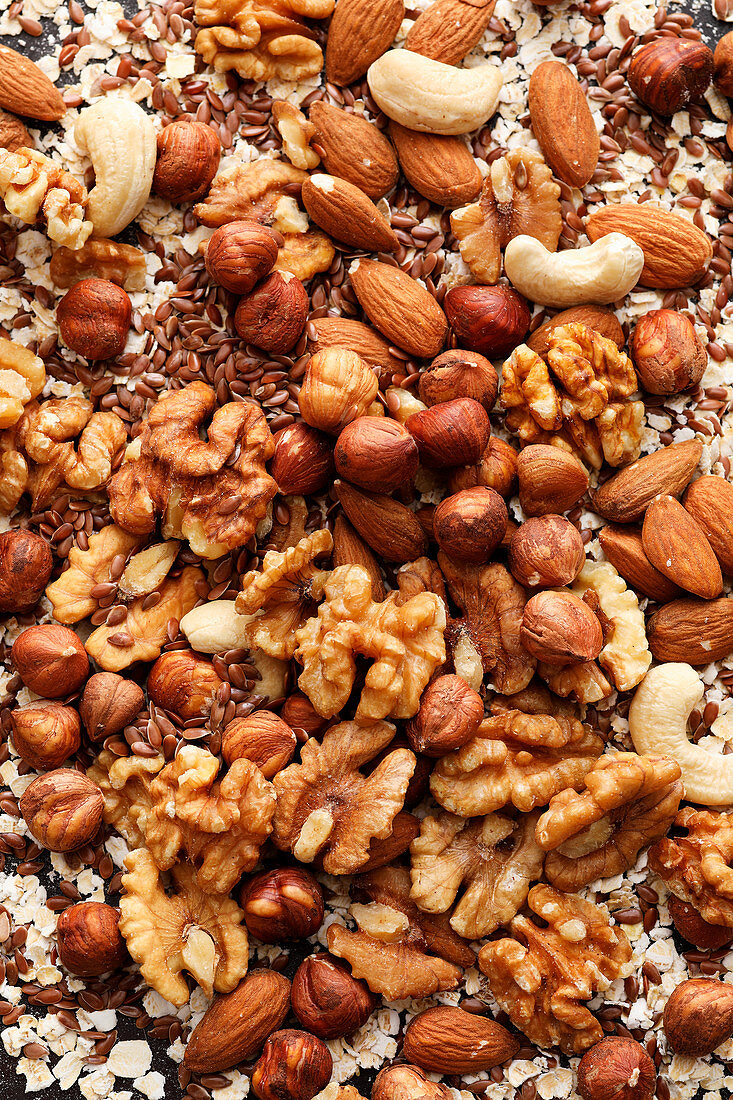 Nuts, seeds and grain flakes