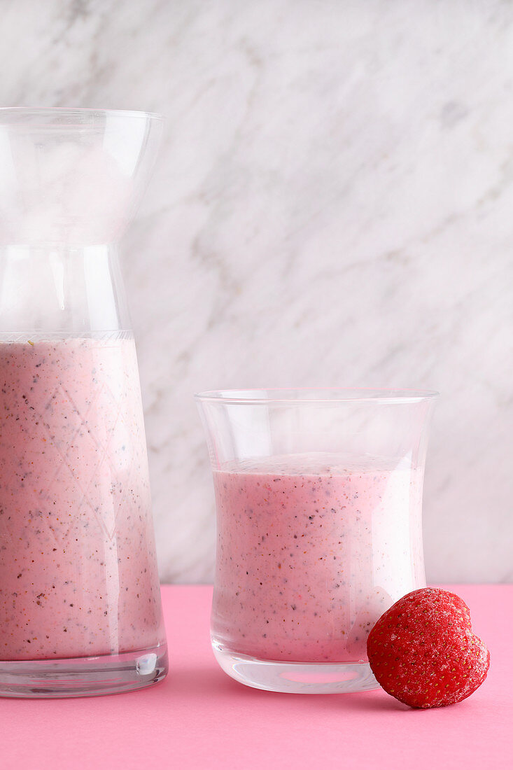 Vitaminreicher Erdbeer-Litschi-Drink mit Quark 'Love Potion'