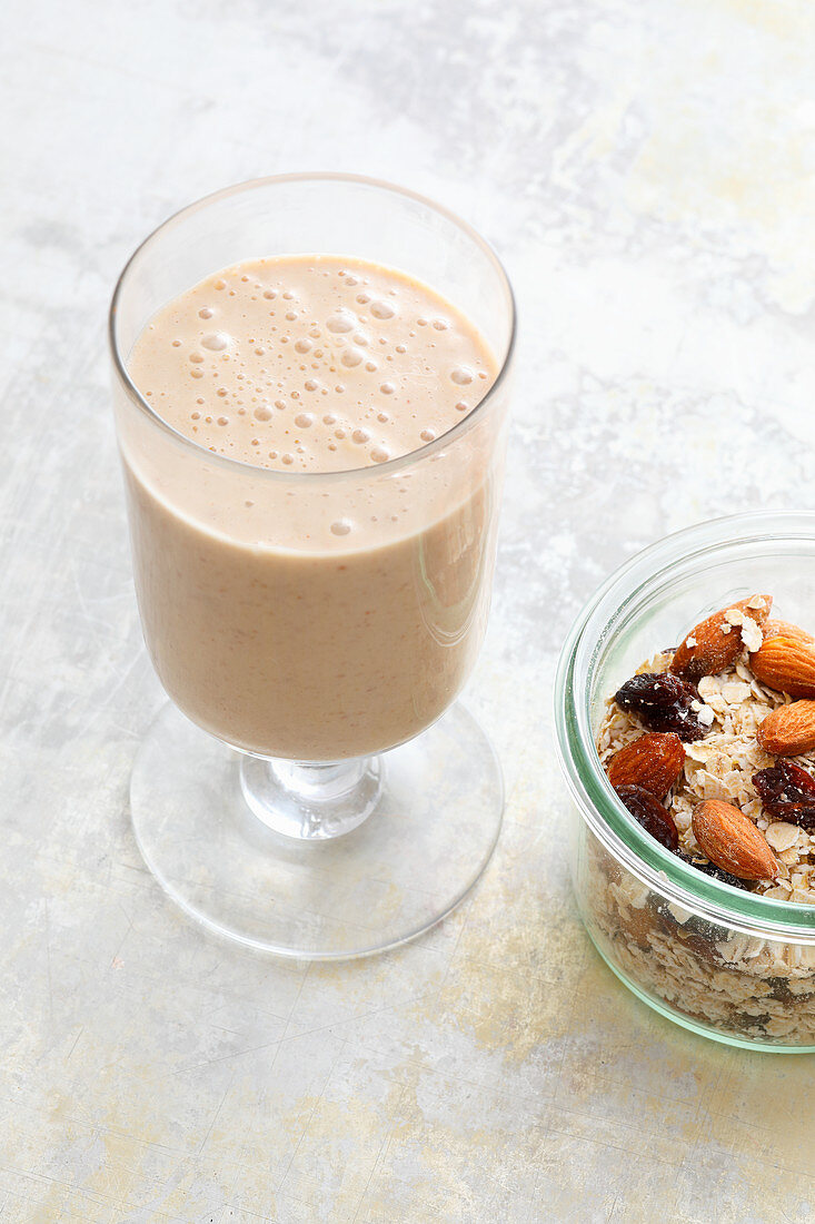 Müsli-Monster mit Apfel, Rosinen und Mandeln