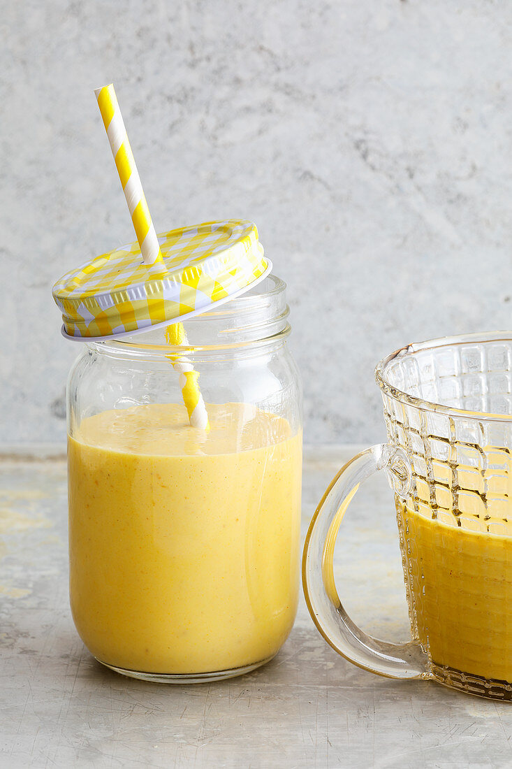 Veganer Zitronen-Lassi mit Datteln, Sojajoghurt und Lupinenmehl